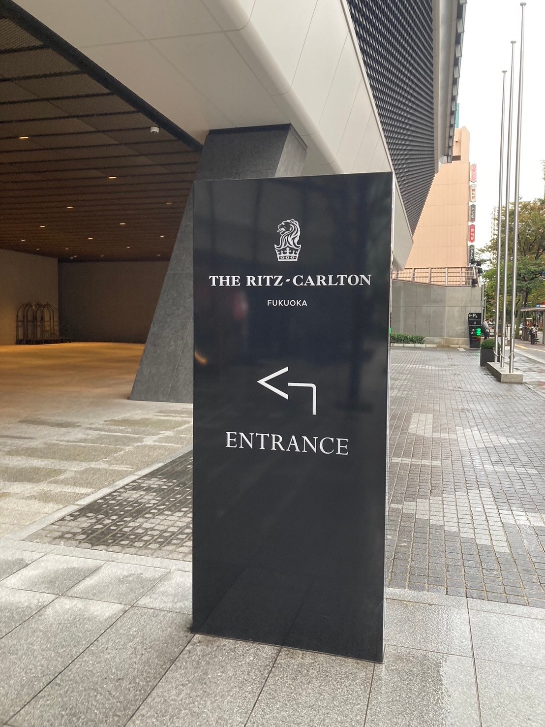 リッツ・カールトン福岡のエントランスサイン（THE RITZ-CARLTON FUKUOKA）