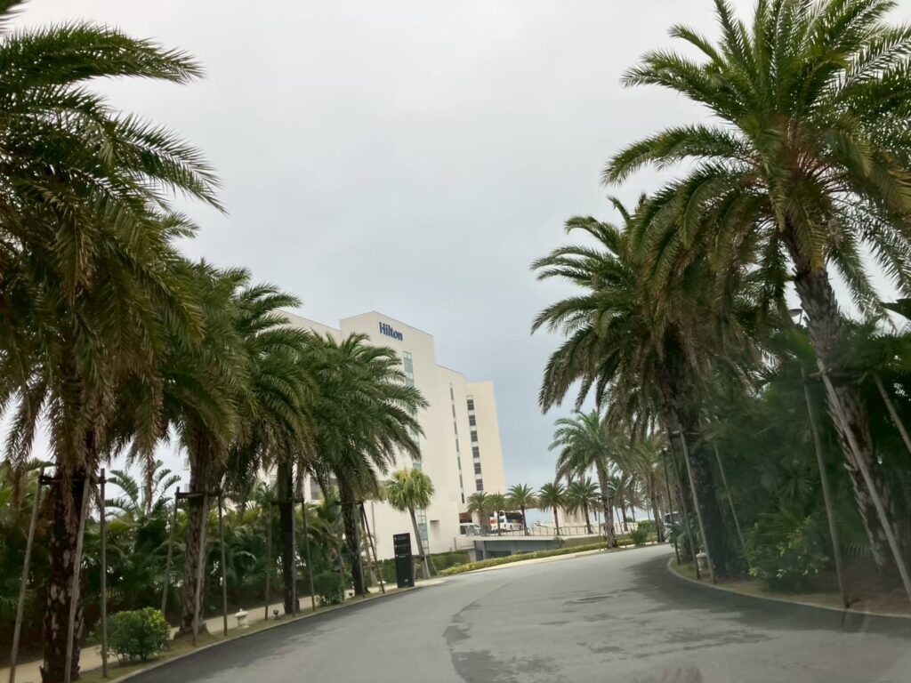 ヤシ並木が続くリゾートの敷地。周囲は静かな瀬底島