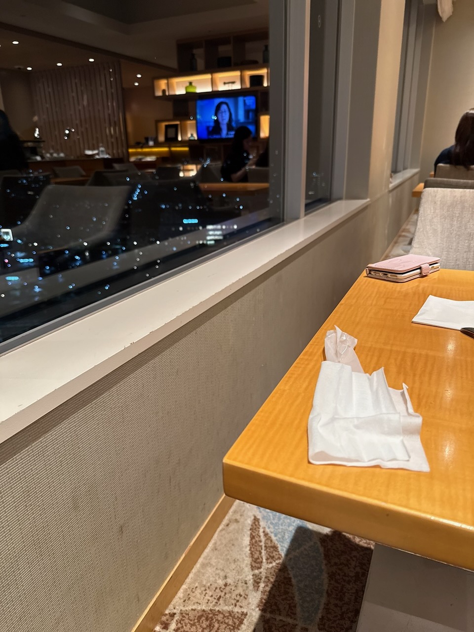シェラトングランドホテル広島の夜のクラブラウンジの窓側席