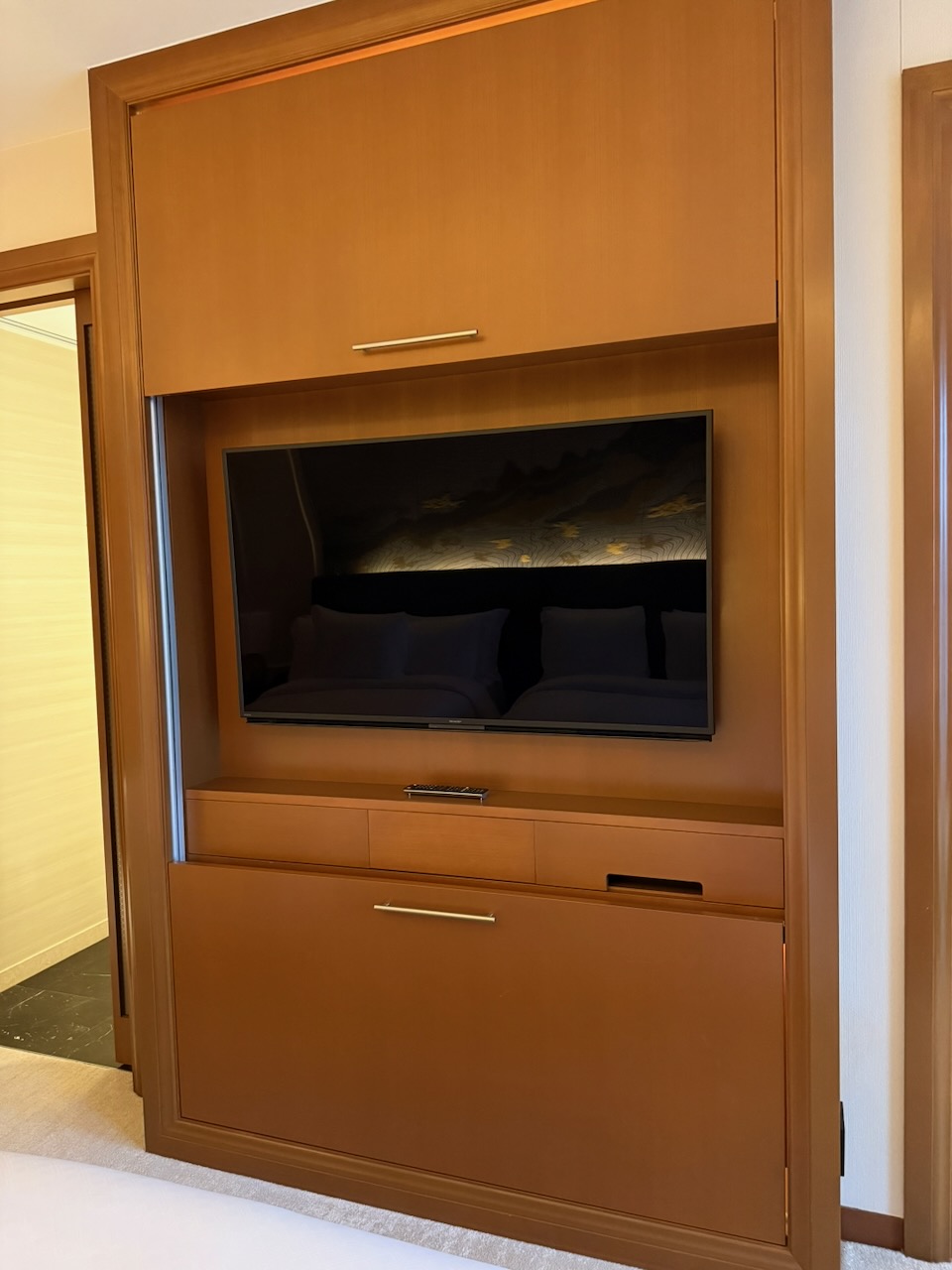 セントレジス大阪の客室の木製キャビネットに収まったテレビ